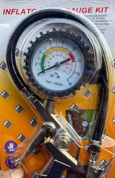 Đầu vòi xanh hoặc đen - kiêm đồng hồ đo áp suất lốp