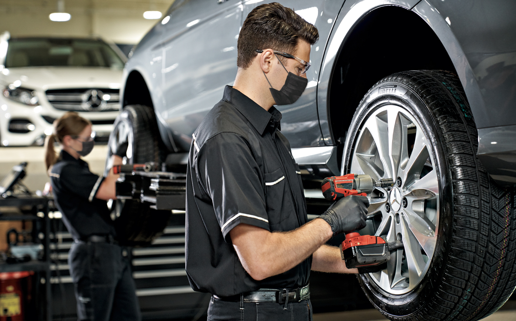 Kỹ thuật viên bảo dưỡng hệ thống cơ khí xe Mercedes-Benz tại xưởng dịch vụ