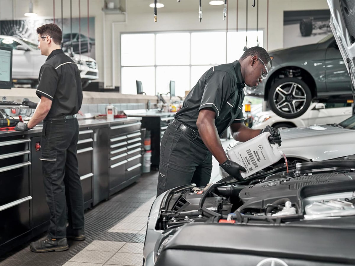 Bảo dưỡng xe Mercedes-Benz tại xưởng dịch vụ chính hãng với kỹ thuật viên chuyên nghiệp