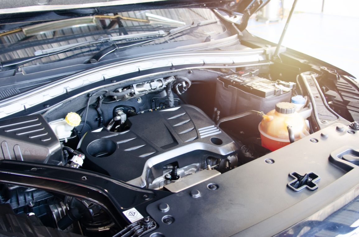 Khoang máy ô tô sạch sẽ và sáng bóng sau khi hoàn thành quy trình vệ sinh 8 bước