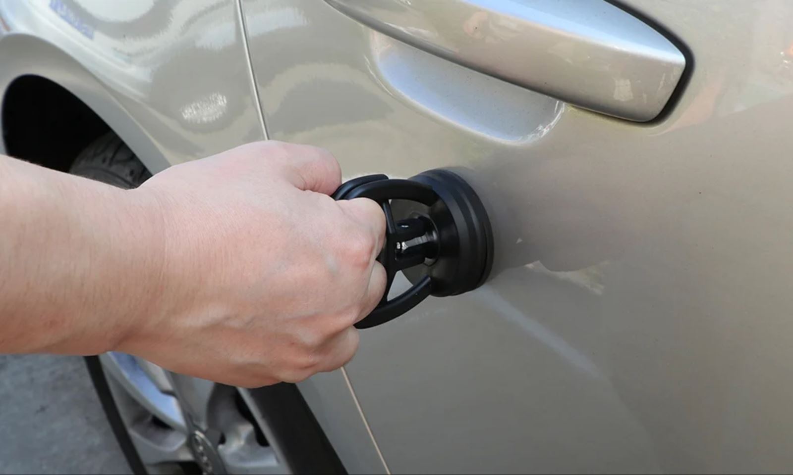Dùng dụng cụ hút chân không để sửa vết móp ô tô